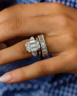 Geneva – Verlobungsring Echtgold mit 8ct Moissanite  | Konfigurierbar & handgefertigt Geneva 8 Carat 13x9mm Emerald Cut Two Full Flanking Tapered Baguette Band