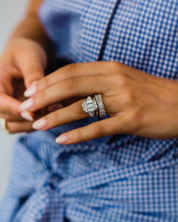 Geneva – Verlobungsring Echtgold mit 8ct Moissanite  | Konfigurierbar & handgefertigt Geneva 8 Carat 13x9mm Emerald Cut Two Full Flanking Tapered Baguette Band