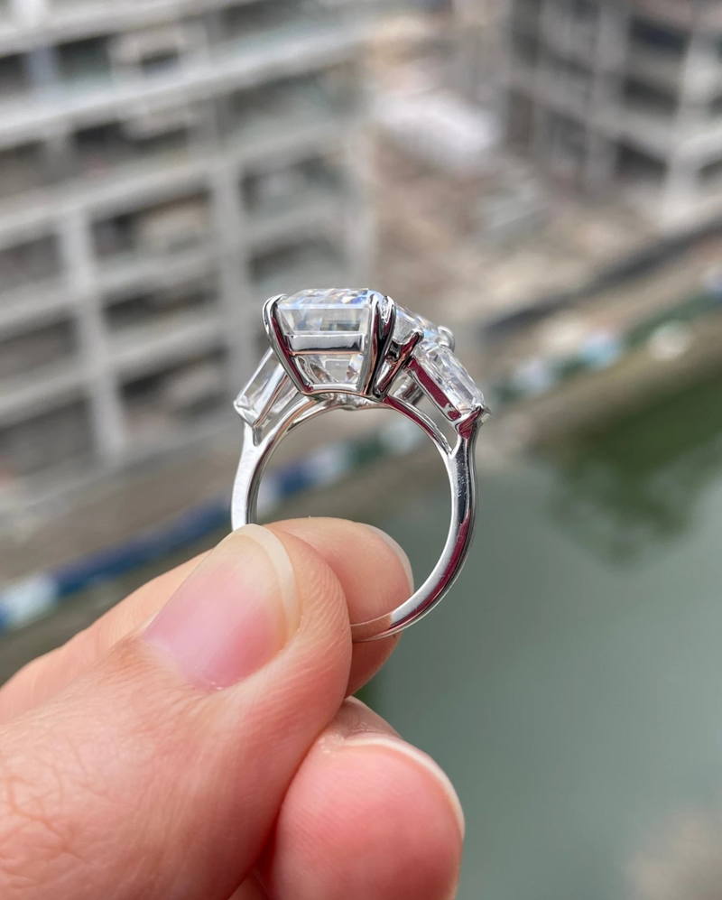 Geneva – Verlobungsring Echtgold mit 8ct Moissanite  | Konfigurierbar & handgefertigt Geneva 8 Carat 13x9mm Emerald Cut Two Full Flanking Tapered Baguette Band
