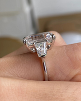 Geneva – Verlobungsring Echtgold mit 8ct Moissanite  | Konfigurierbar & handgefertigt Geneva 8 Carat 13x9mm Emerald Cut Two Full Flanking Tapered Baguette Band