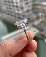 Geneva – Verlobungsring Echtgold mit 8ct Moissanite  | Konfigurierbar & handgefertigt Geneva 8 Carat 13x9mm Emerald Cut Two Full Flanking Tapered Baguette Band