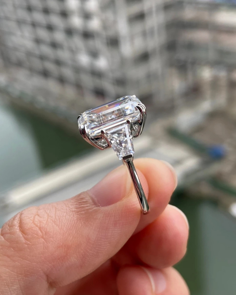 Geneva – Verlobungsring Echtgold mit 8ct Moissanite  | Konfigurierbar & handgefertigt Geneva 8 Carat 13x9mm Emerald Cut Two Full Flanking Tapered Baguette Band