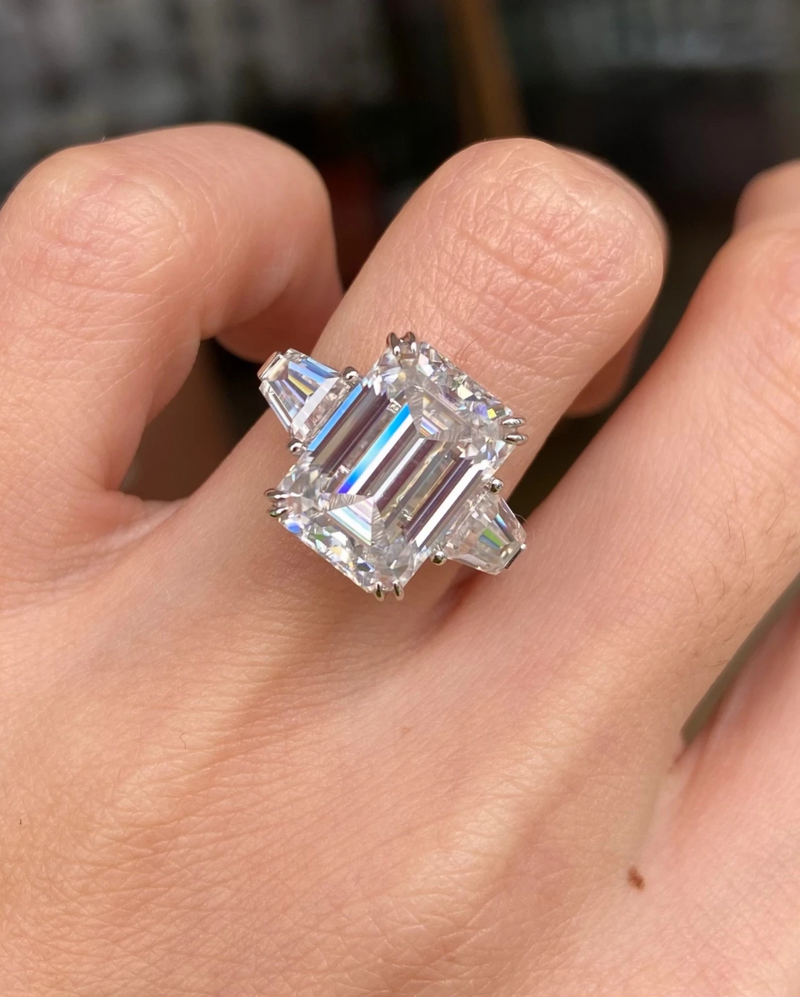 Geneva – Verlobungsring Echtgold mit 8ct Moissanite  | Konfigurierbar & handgefertigt Geneva 8 Carat 13x9mm Emerald Cut Two Full Flanking Tapered Baguette Band