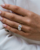 Verlobungsring Toi et Moi Lyon aus Roségold mit zwei Moissanite-Steinen, Pear Cut und Emerald Cut. Massgefertigt. 4.25 ct. Diamanten Alternative