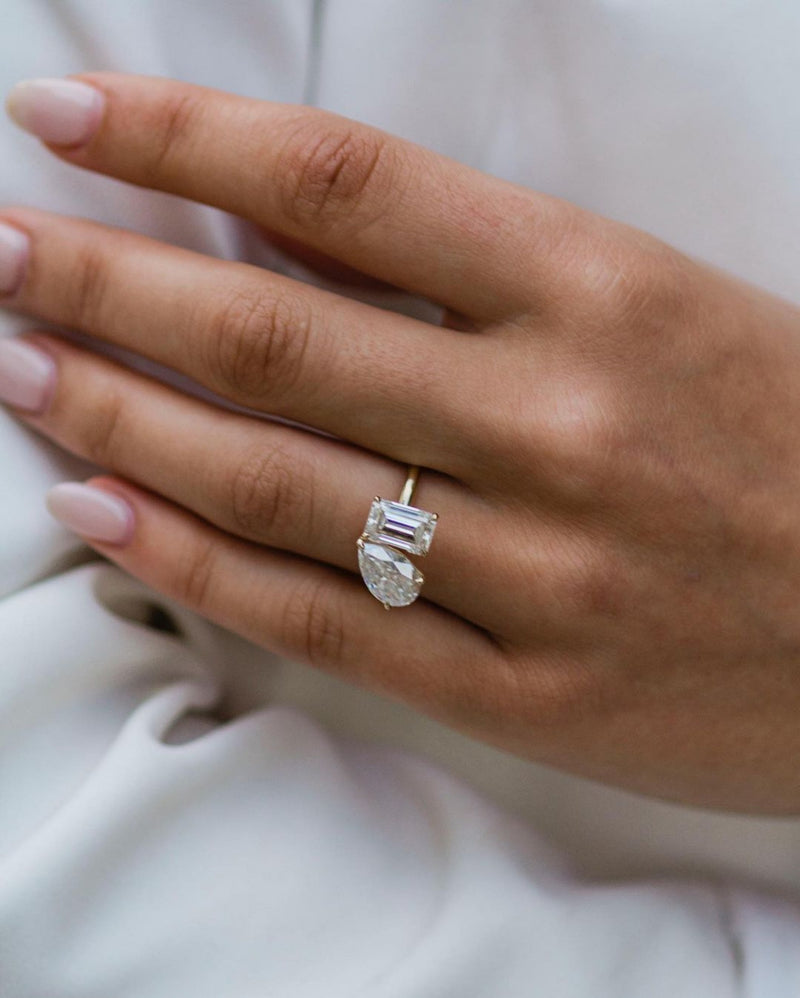 Verlobungsring Toi et Moi Lyon aus Roségold mit zwei Moissanite-Steinen, Pear Cut und Emerald Cut. Massgefertigt. 4.25 ct. Diamanten Alternative