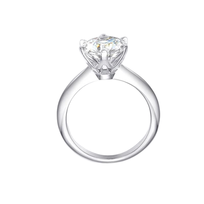 Megan Ring Moissanite&nbsp; BESCHREIBUNG:&nbsp; Unser Megan Ring mit 3 Karat Moissanite ist unser absoluter Bestseller. Ob in der Weissgold-, Gelbgold- oder Rosé Gold Optik, du bekommst die Qualität die das GRA Zertifikat verspricht. Du wirst diesen Ring lieben! KEYFACTS:&nbsp; Material:&nbsp;925er Silber Produkt Stempel:&nbsp;925 Stein:&nbsp;3 Karat Moissanite (9mm Durchmesser)&nbsp; Allergiker Hinweis:&nbsp;Lead &amp; Diamanond Labgrown