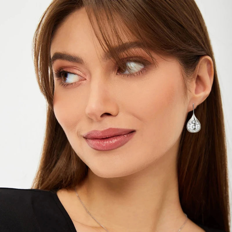 Lura Ohrringe aus 925er Silber – elegante Tropfenform, getragen bei einem besonderen Anlas Moissanite Silber