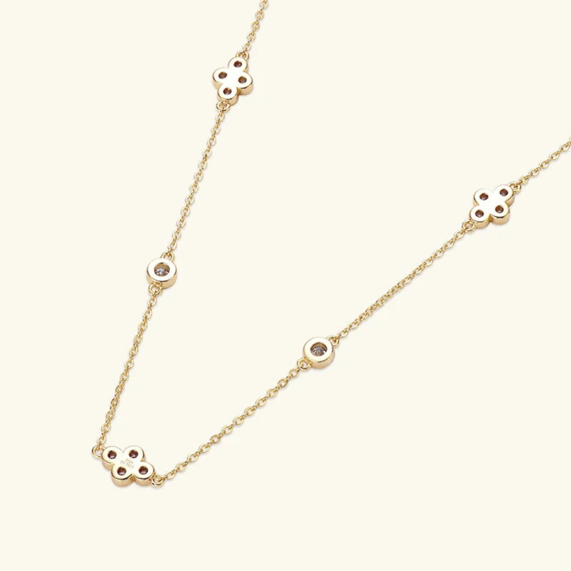 Lynelle Halskette mit Moissanite im Blütendesign, gefertigt aus 925er Silber, Round Cut Steine, ideal für besondere Anlässe und als Geschenk