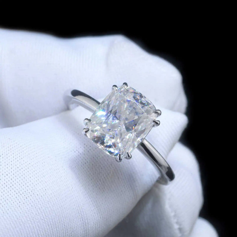 Nahaufnahme des funkelnden Cushion-Cut-Moissanite im Nova-Ring.