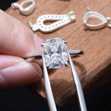 Nahaufnahme des funkelnden Cushion-Cut-Moissanite im Nova-Ring. Goldschmied