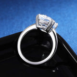 Nahaufnahme des funkelnden Cushion-Cut-Moissanite im Nova-Ring. Seite