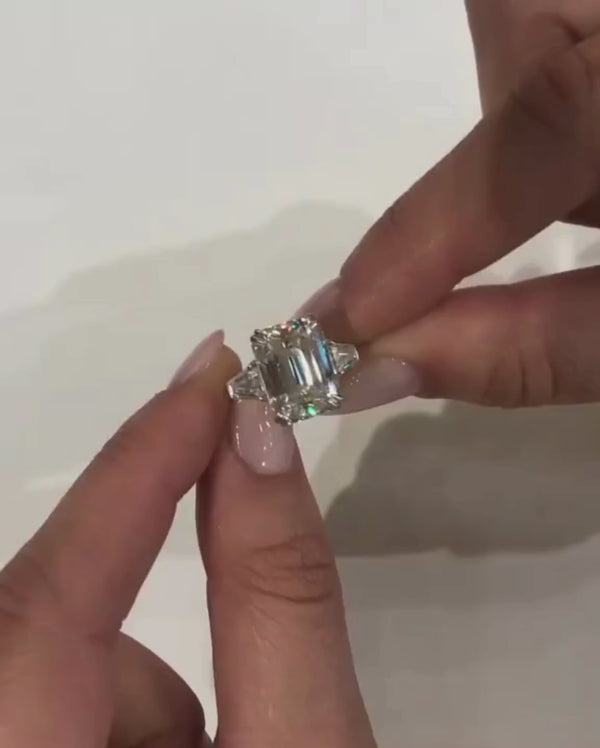 Geneva – Verlobungsring Echtgold mit 8ct Moissanite  | Konfigurierbar & handgefertigt Geneva 8 Carat 13x9mm Emerald Cut Two Full Flanking Tapered Baguette Band