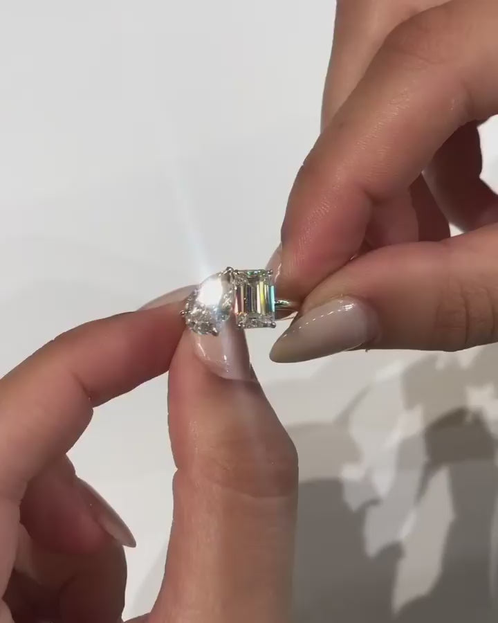 Verlobungsring Toi et Moi Lyon aus Roségold mit zwei Moissanite-Steinen, Pear Cut und Emerald Cut. Massgefertigt. 4.25 ct. Diamanten Alternative