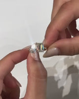 Verlobungsring Toi et Moi Lyon aus Roségold mit zwei Moissanite-Steinen, Pear Cut und Emerald Cut. Massgefertigt. 4.25 ct. Diamanten Alternative